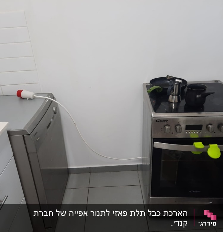 תנור חשמלי עם כיריים ומחבר חשמלי על מדיח כלים